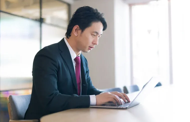 パソコンで作業をする男性